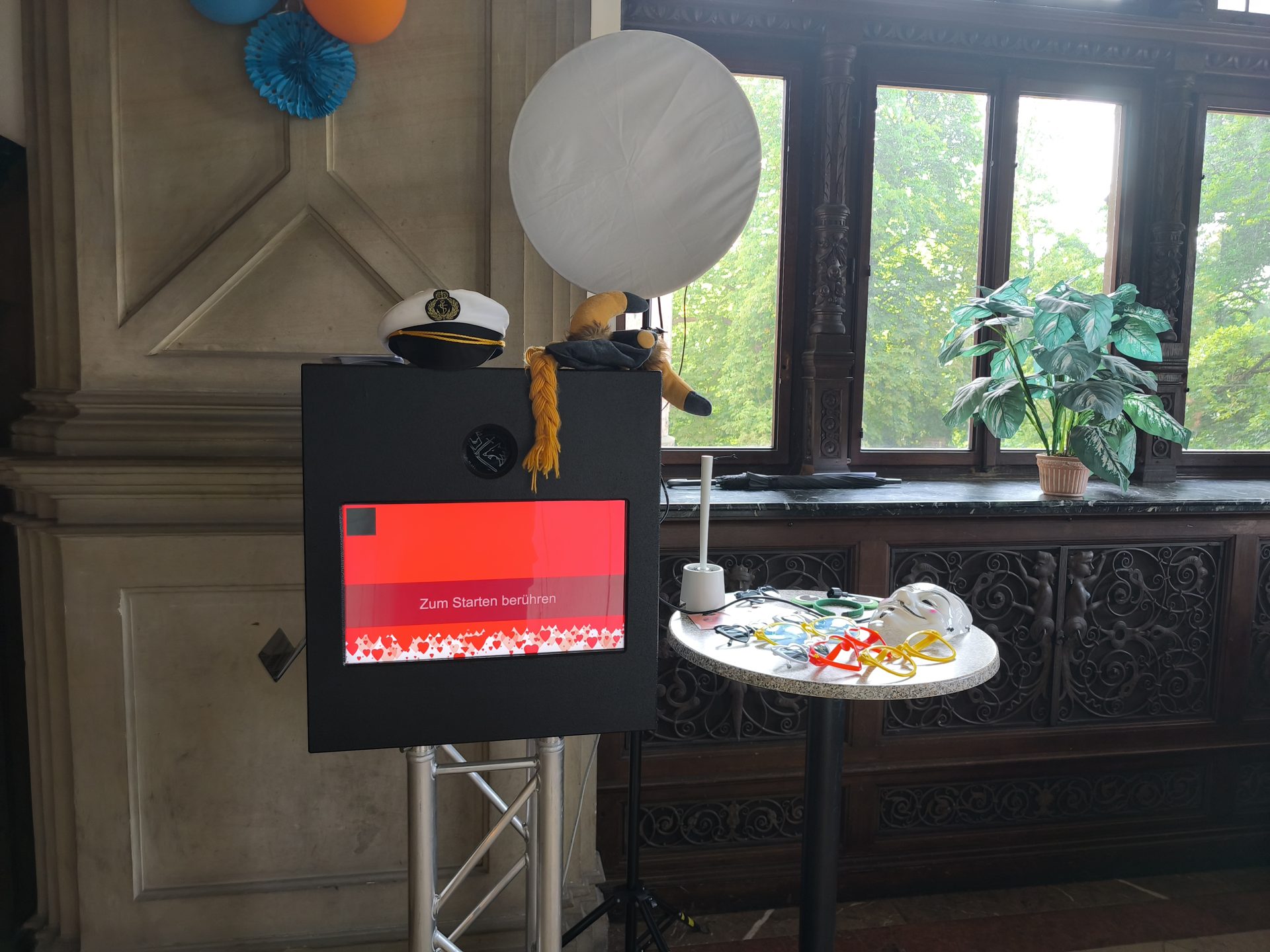 Fotobox mit Leinwand und Requisiten bei einer Hochzeit in Wunstorf